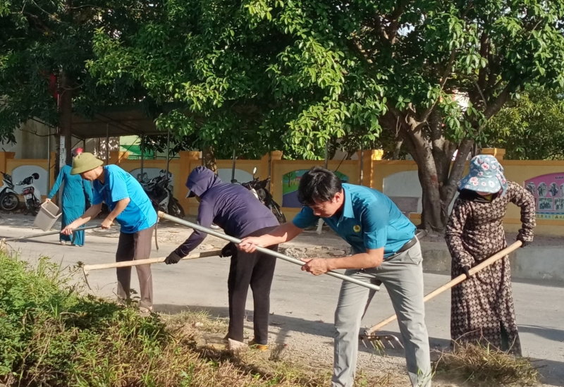 Thị xã Hồng Lĩnh: Gần 300 đoàn viên công đoàn ra quân lao động vệ sinh môi trường